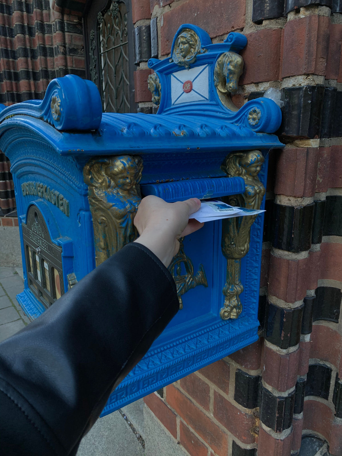 Art Mail Clubs vs. Art Subscription Boxes: What's the Difference?